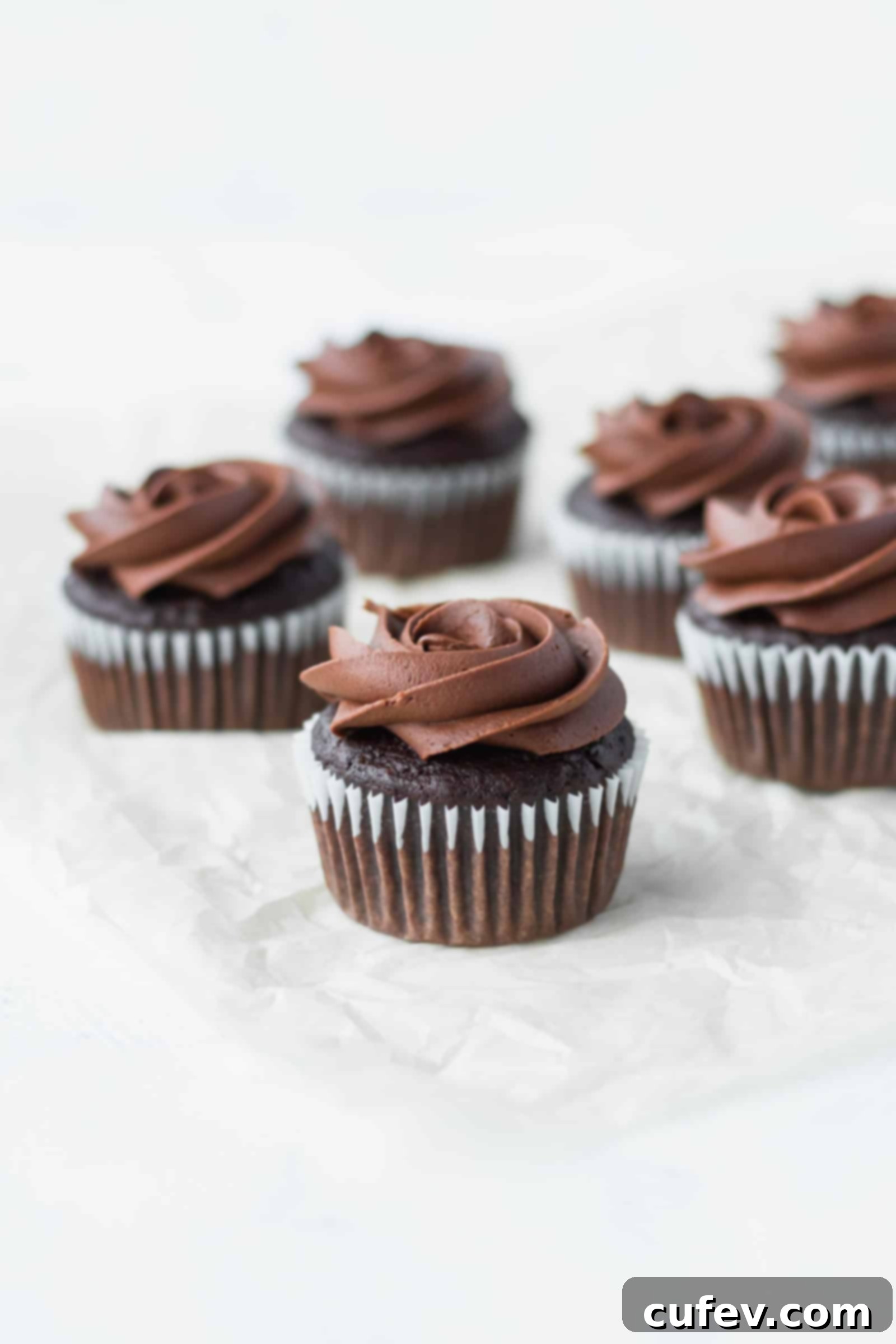 The perfect chocolate cupcakes for your vegan Valentine on Valentine’s Day! #chocolatecupcakes #bananacupcakes #valentinesdaydessert #veganvalentinesday #vegancupcakes