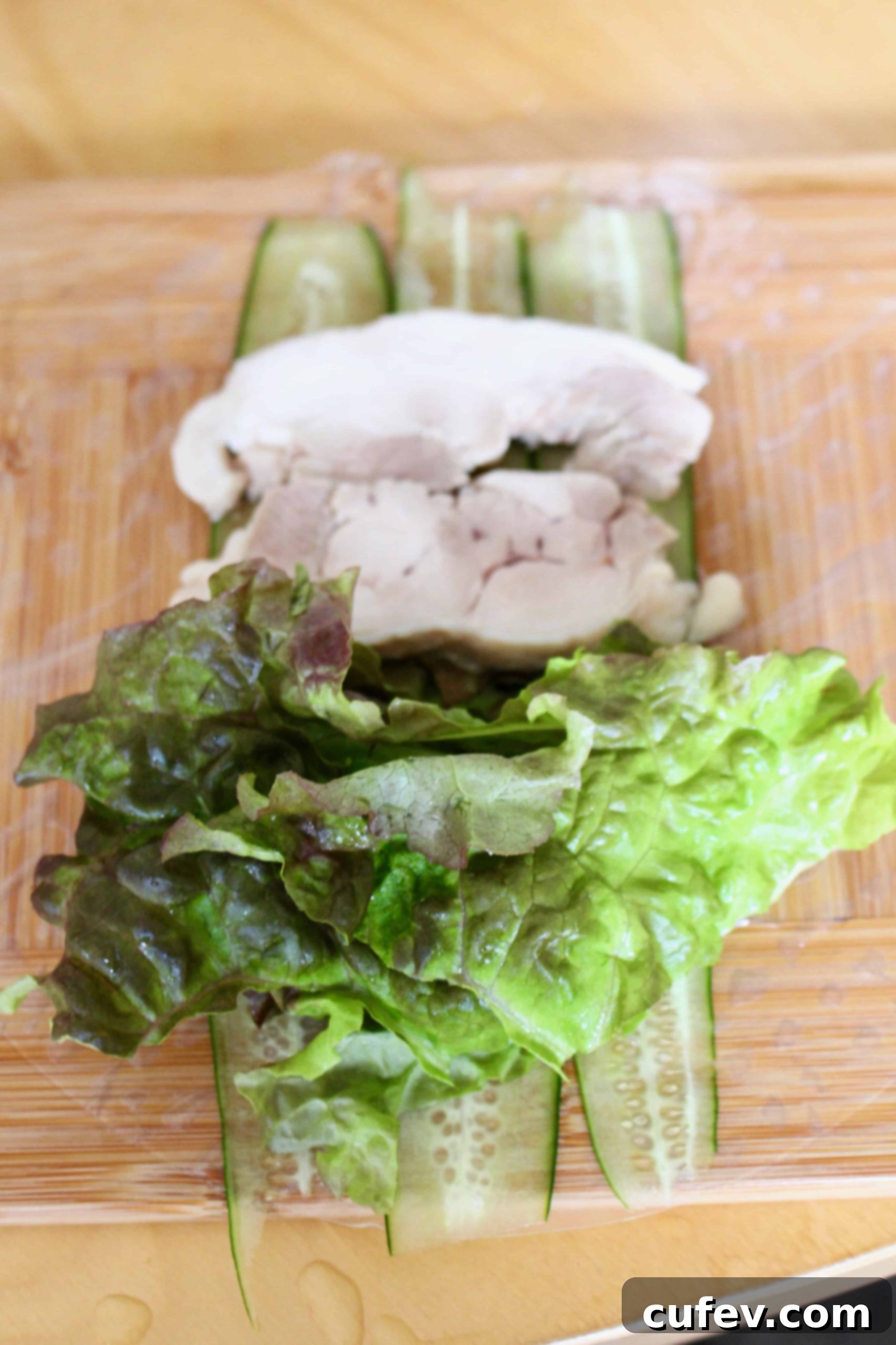 Add the fresh lettuce to your summer rolls.
