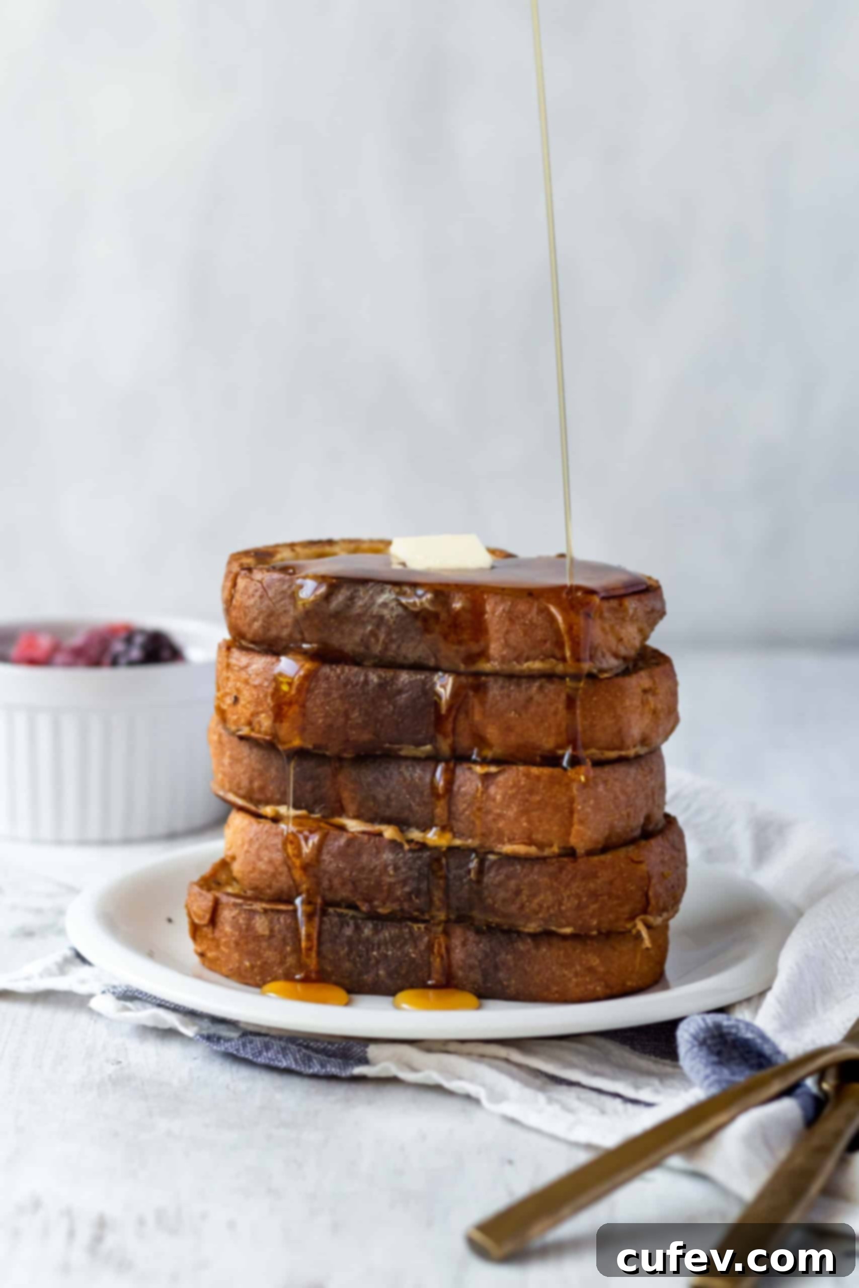 Irresistibly fluffy vegan French toast, made with coconut milk and chickpea flour, ready for a delicious breakfast or brunch. #veganfrenchtoast #veganbreakfast #veganbrunch #plantbasedmeals #frenchtoast